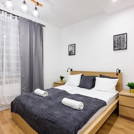 Cracow Rent Apartments - Spacious Apartments For 2-7 People In Quiet Area - Kolberga Street Nr 3 - 10 Min To Main Square By Foot Krakau Buitenkant foto