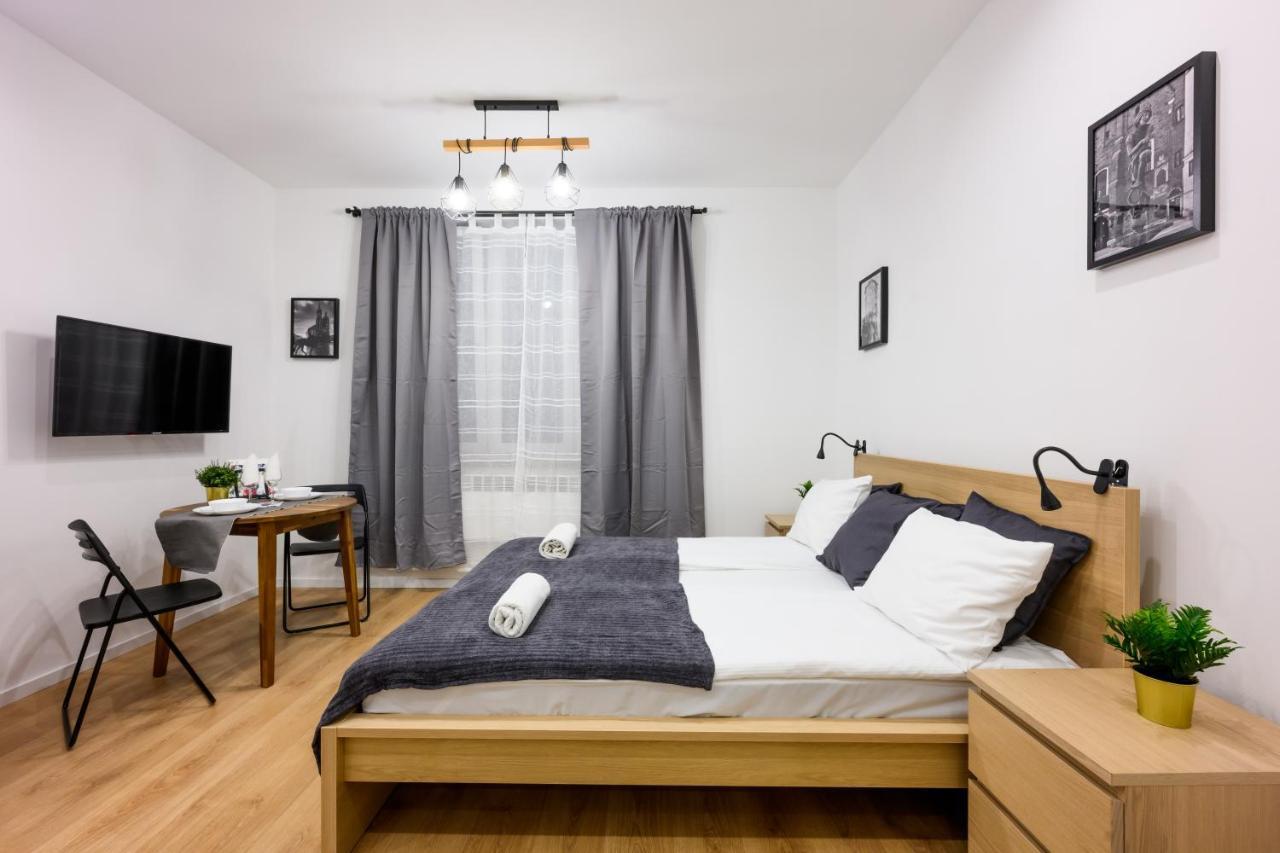 Cracow Rent Apartments - Spacious Apartments For 2-7 People In Quiet Area - Kolberga Street Nr 3 - 10 Min To Main Square By Foot Krakau Buitenkant foto