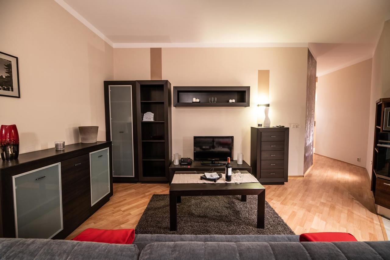 Cracow Rent Apartments - Spacious Apartments For 2-7 People In Quiet Area - Kolberga Street Nr 3 - 10 Min To Main Square By Foot Krakau Buitenkant foto